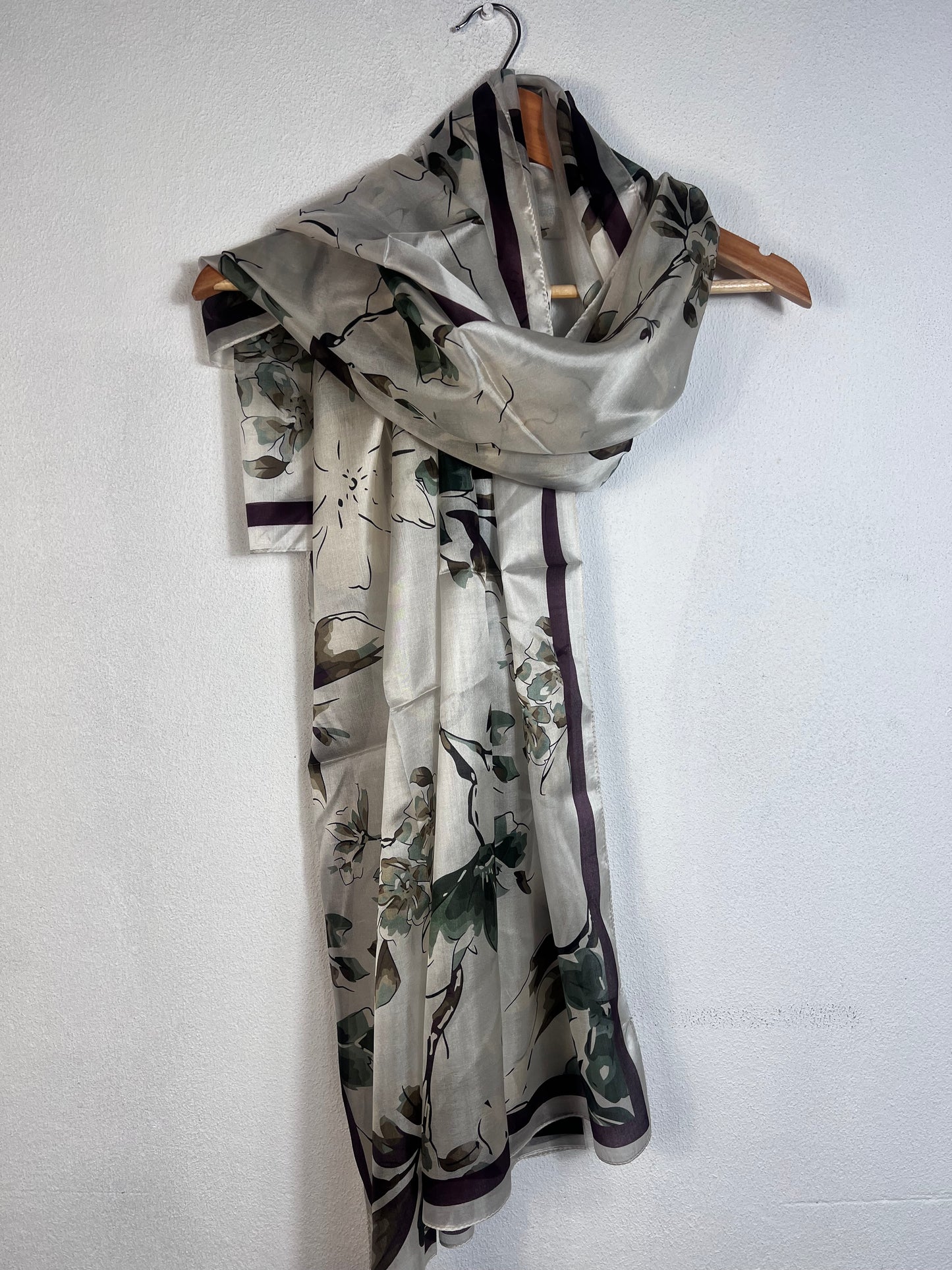 Portret Katier Scarves