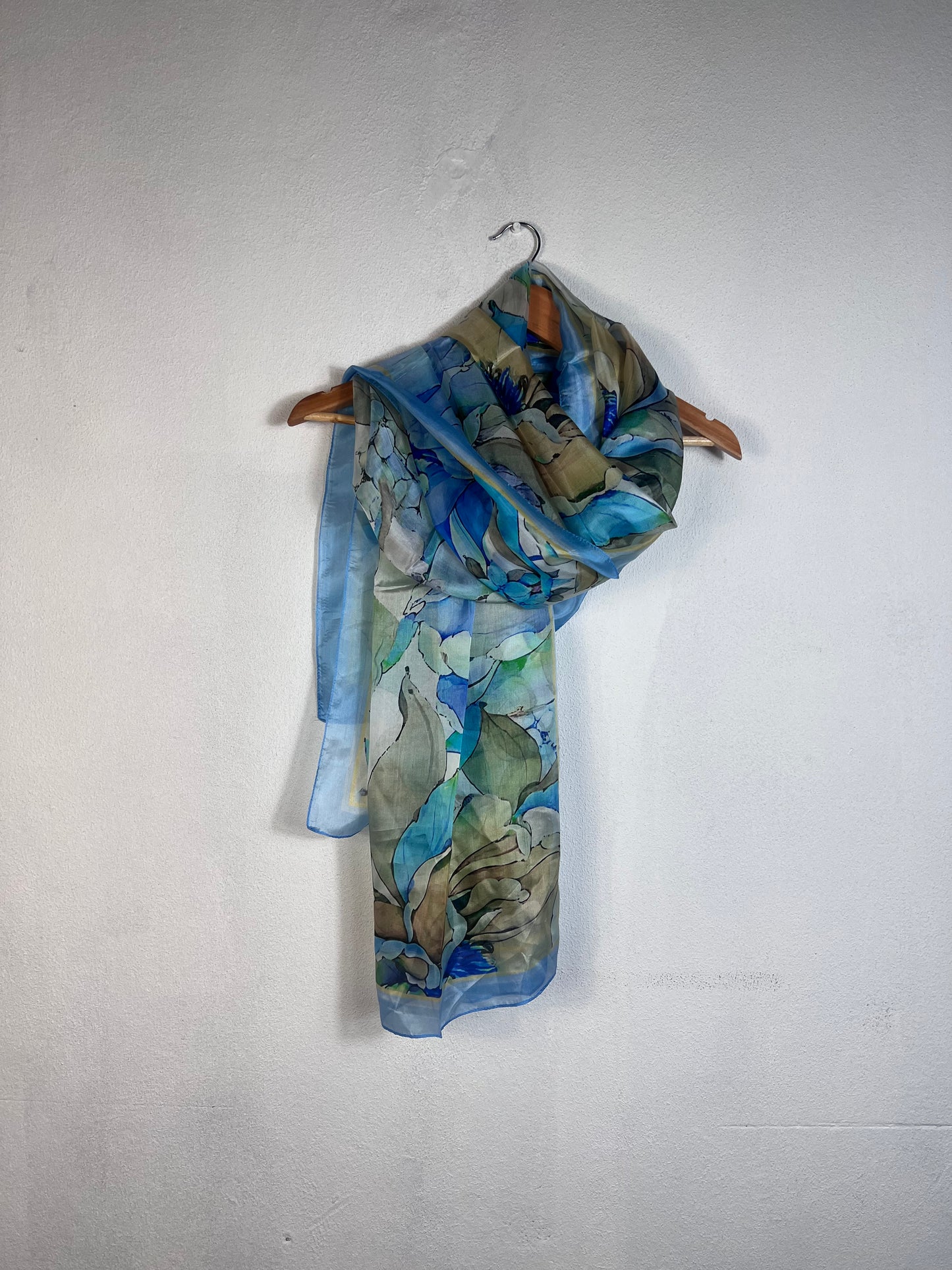 Portret Katier Scarves