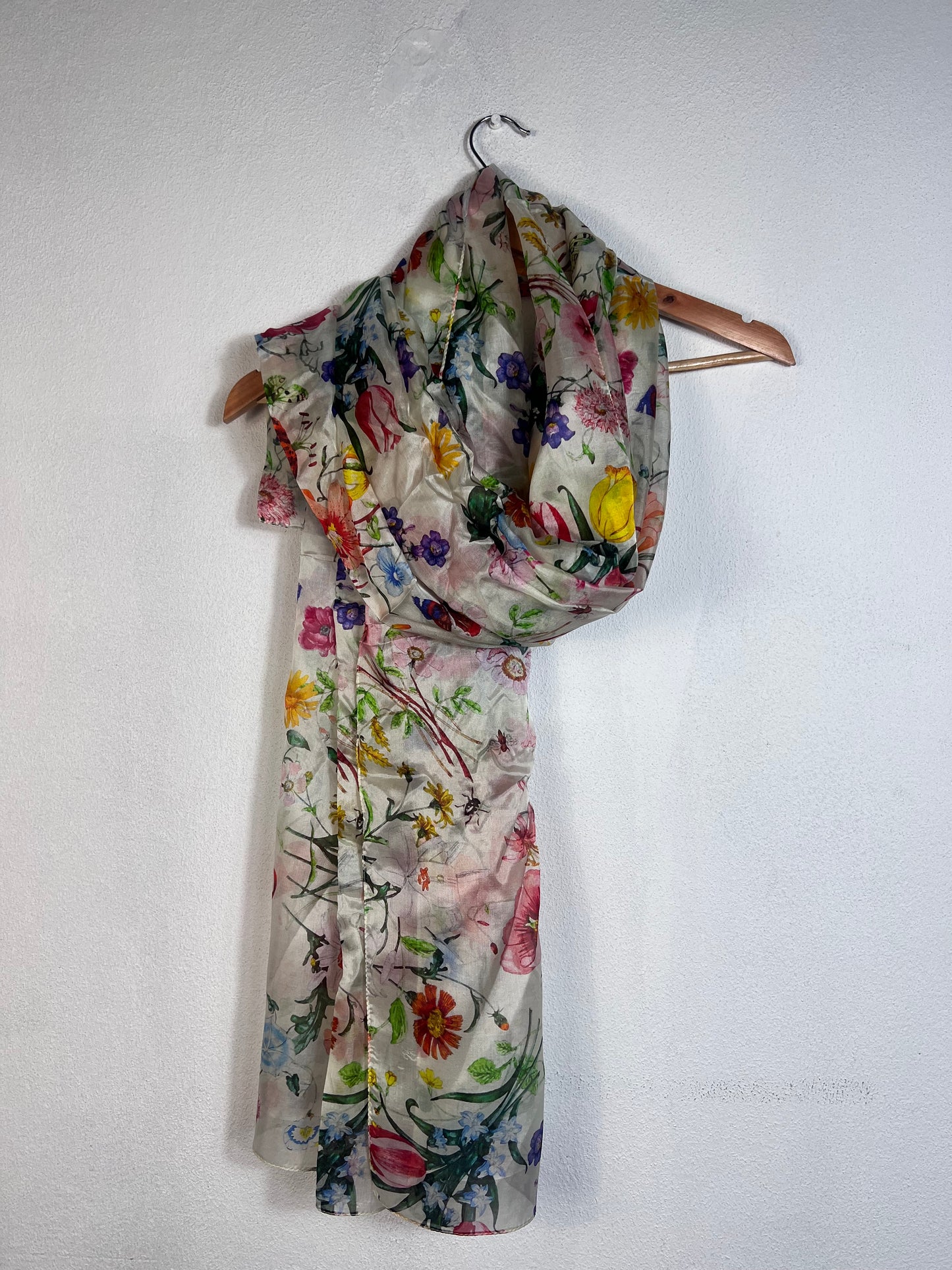 Portret Katier Scarves