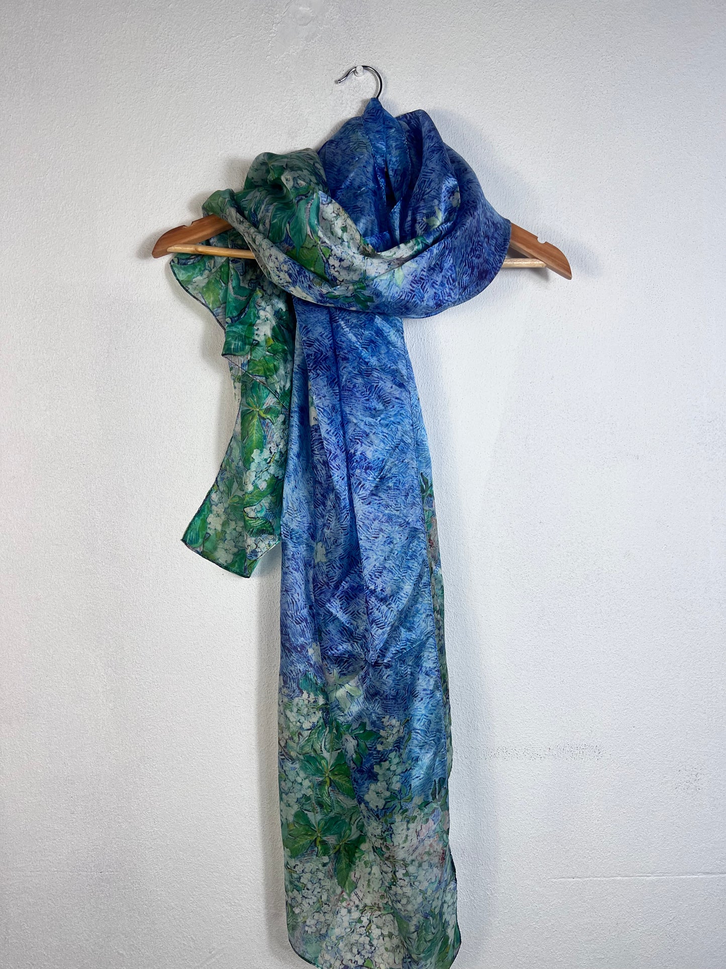 Portret Katier Scarves