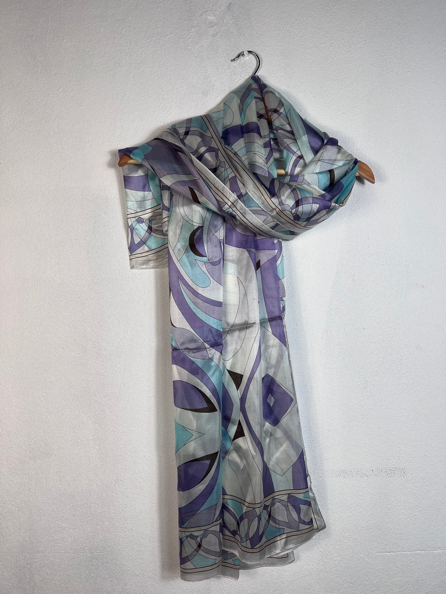 Portret Katier Scarves