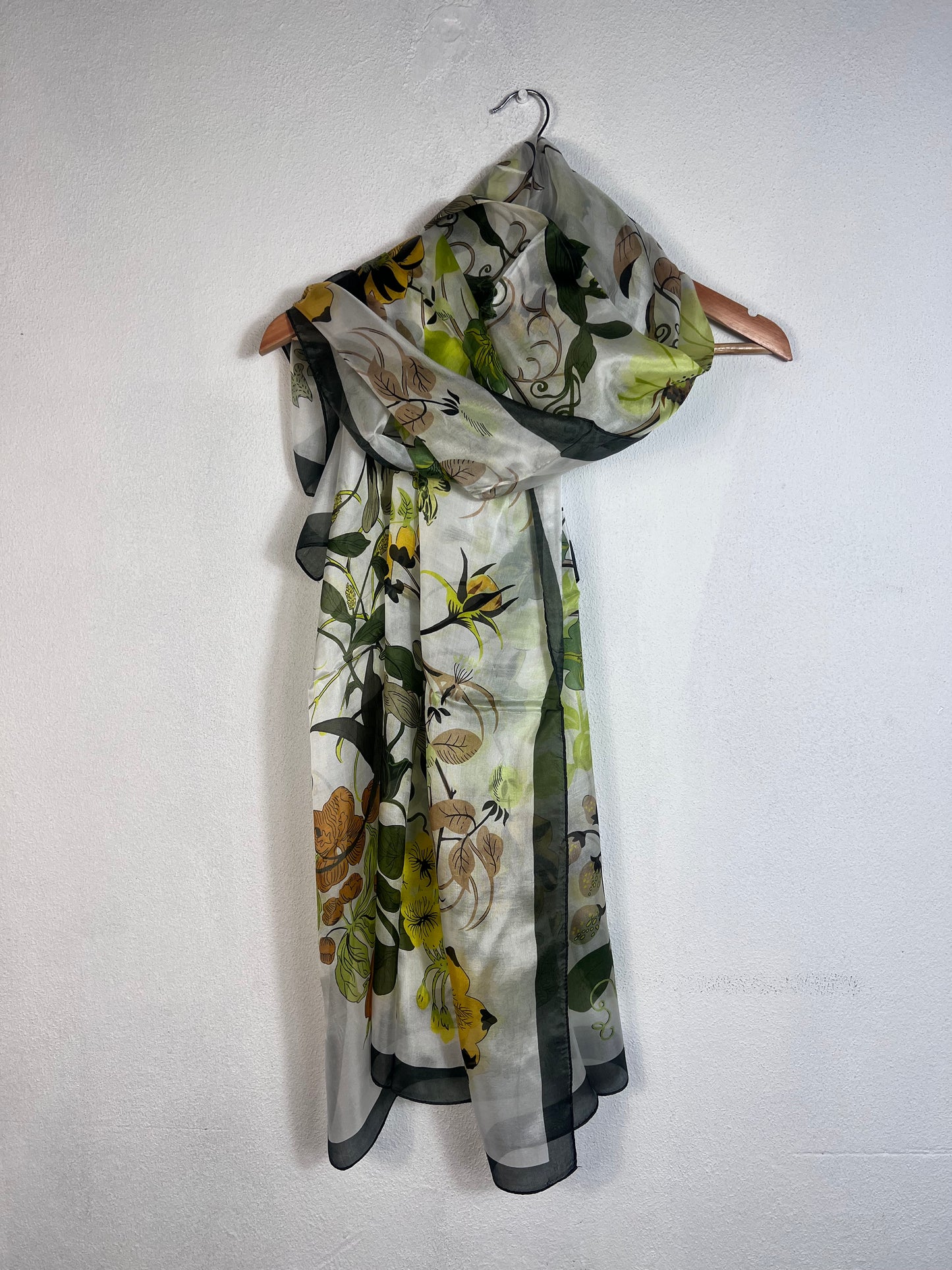 Portret Katier Scarves