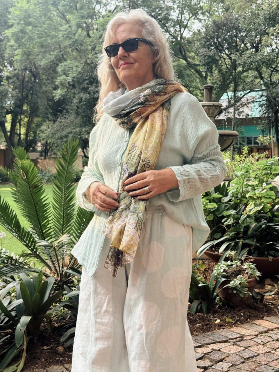 Portret Katier Scarves