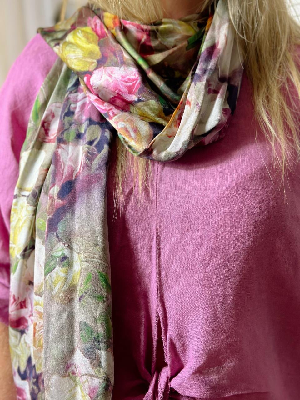 Portret Katier Scarves