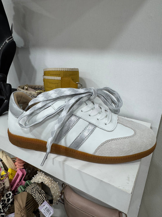 Shiloh white beige and grey Julz shoe