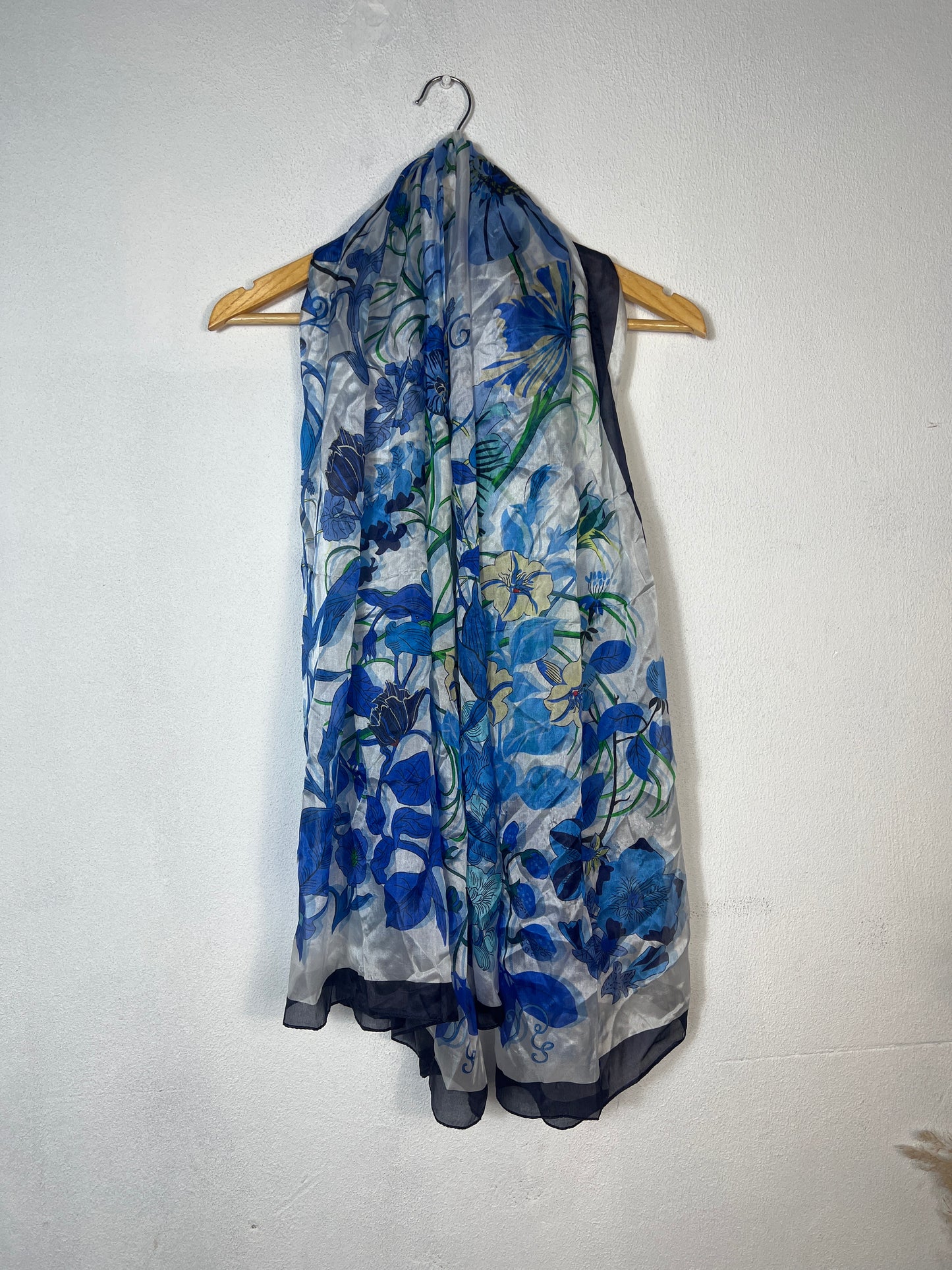 Portret Katier Scarves