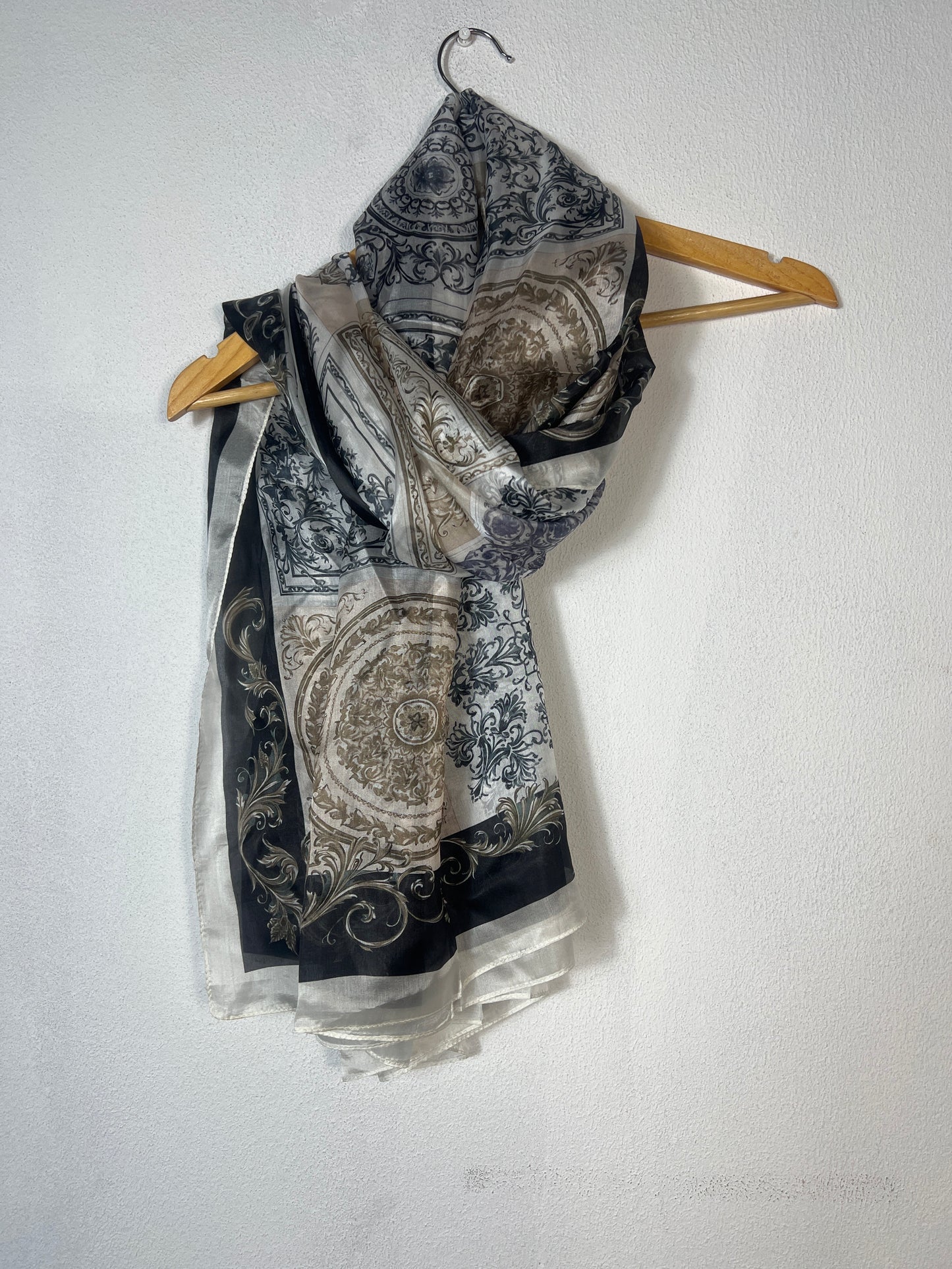 Portret Katier Scarves