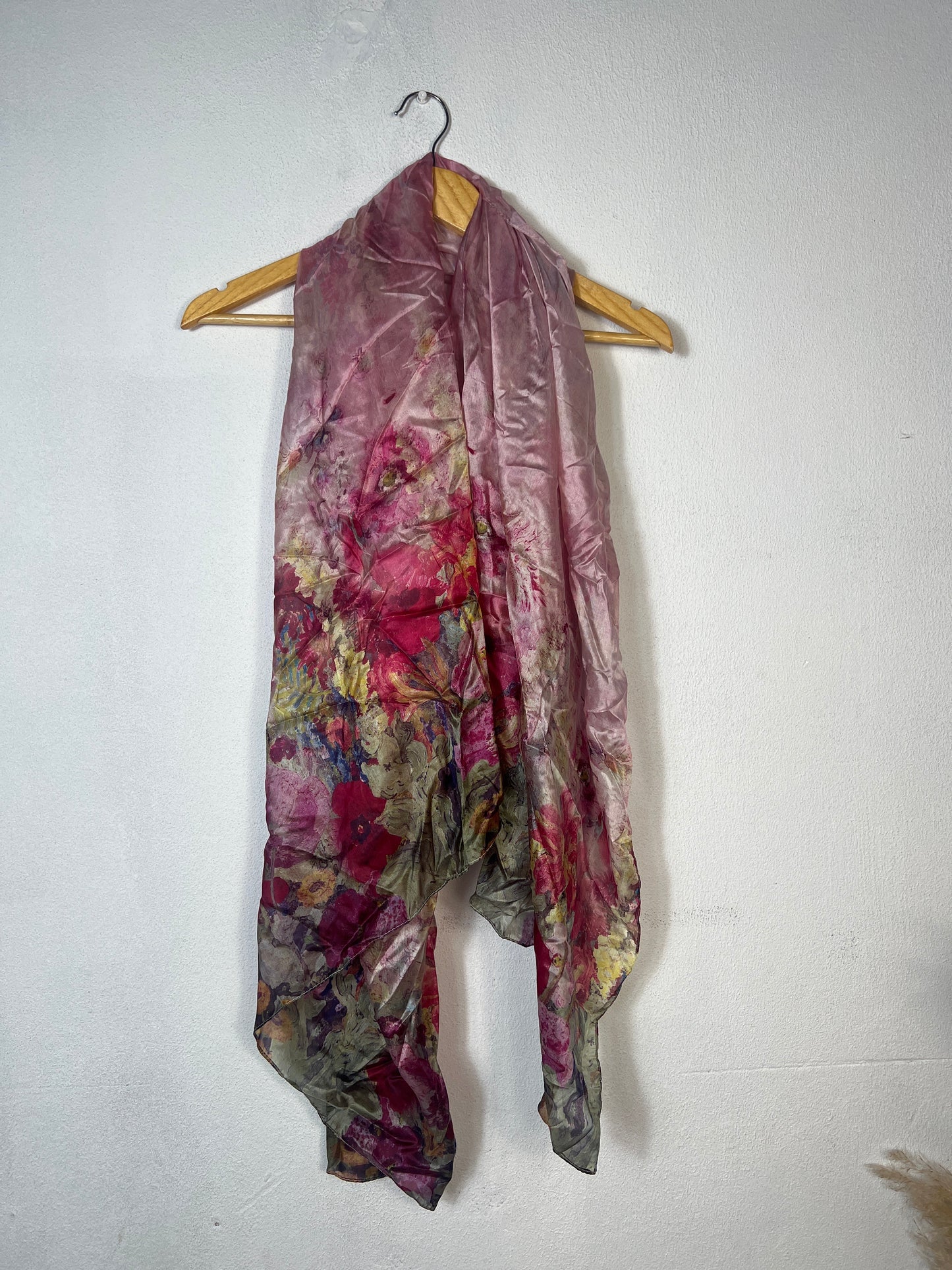 Portret Katier Scarves