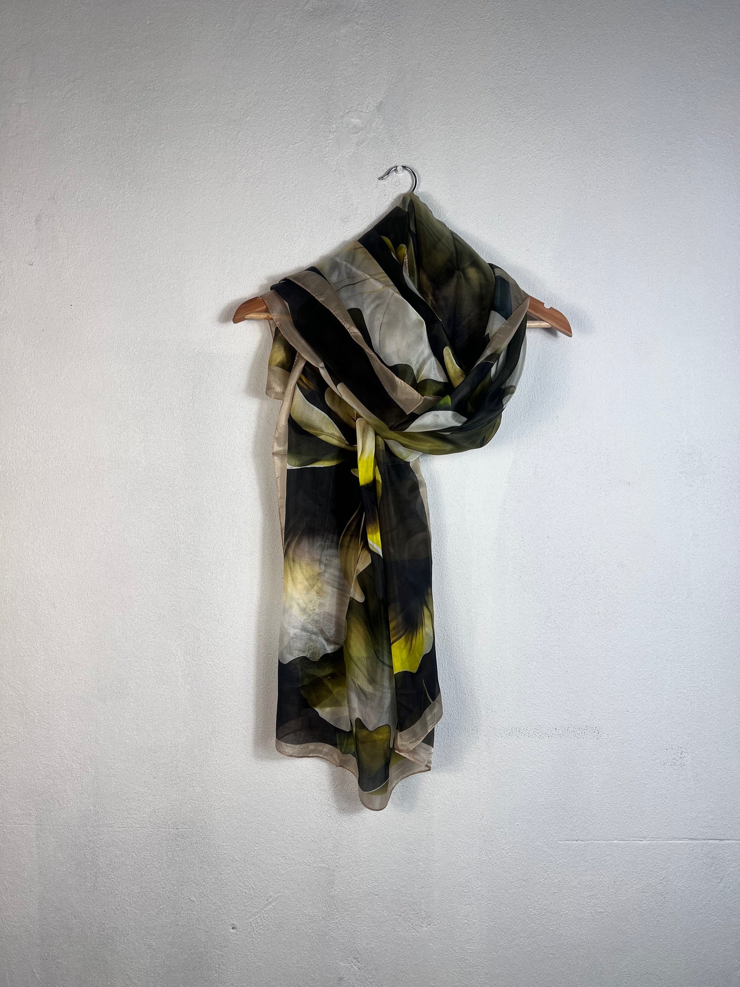 Portret Katier Scarves