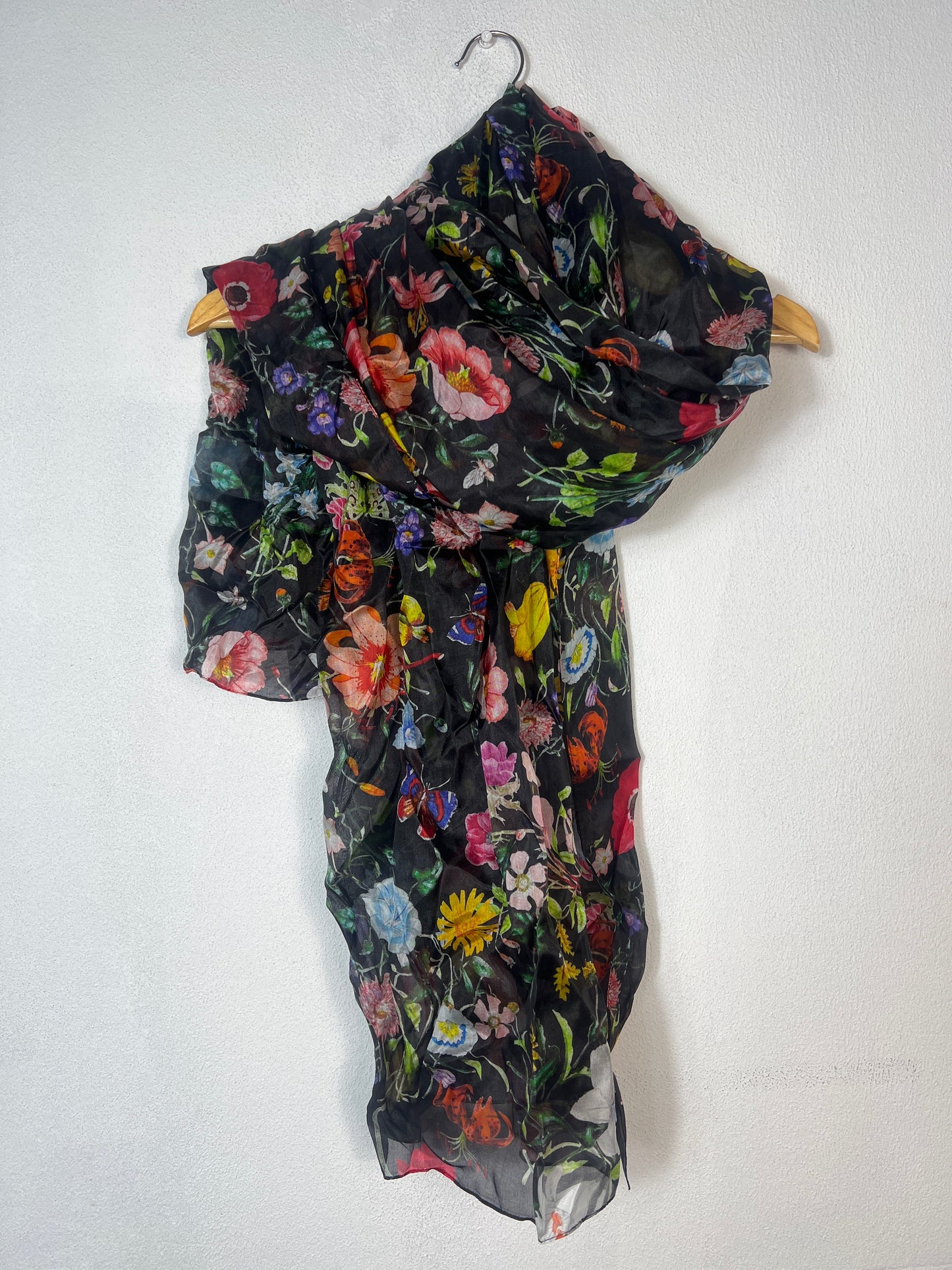 Portret Katier Scarves