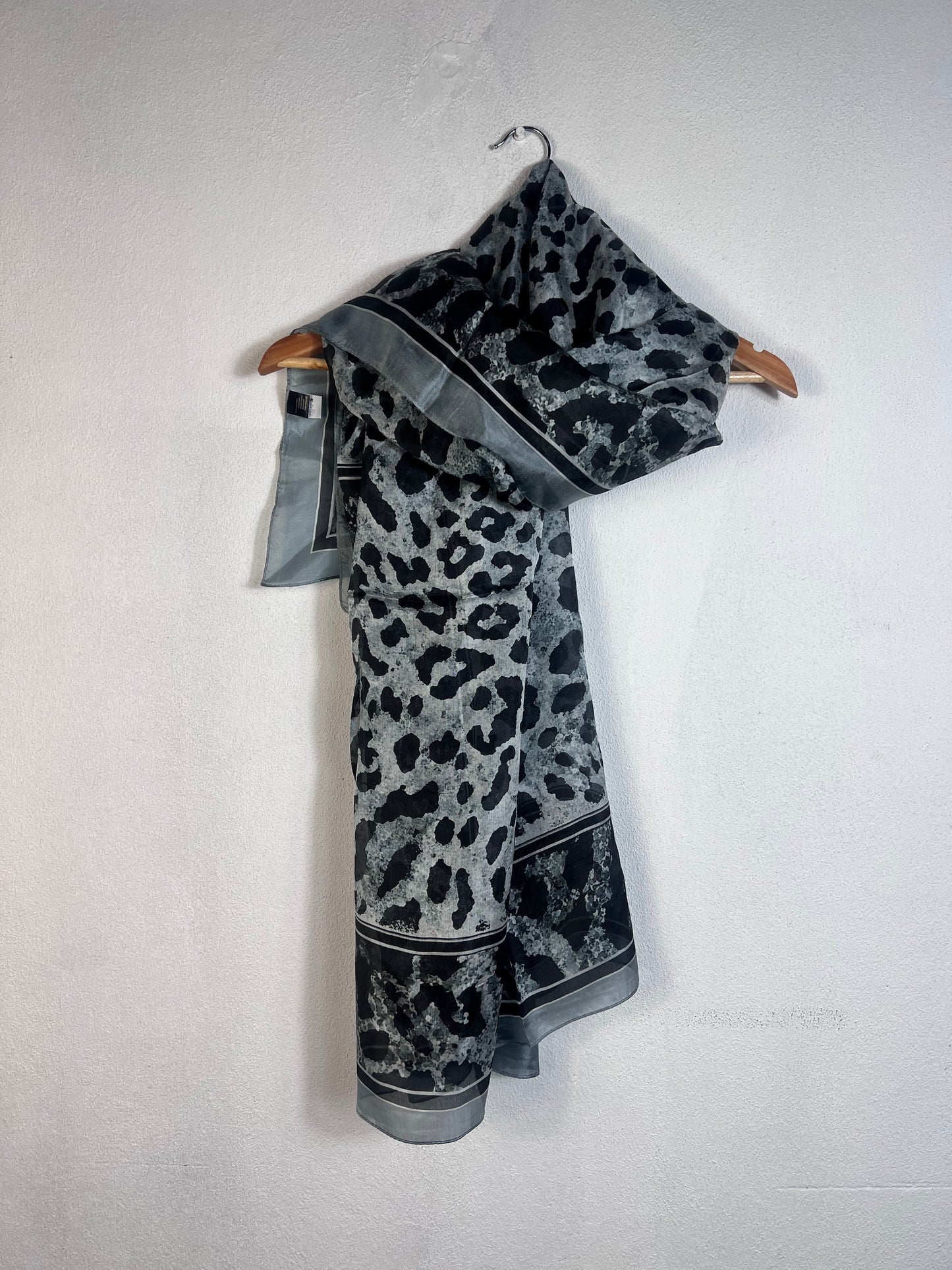 Portret Katier Scarves