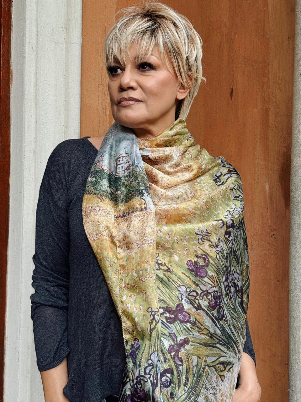 Portret Katier Scarves