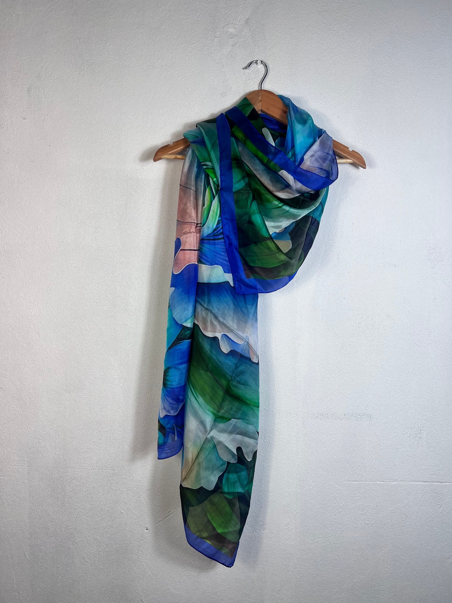 Portret Katier Scarves