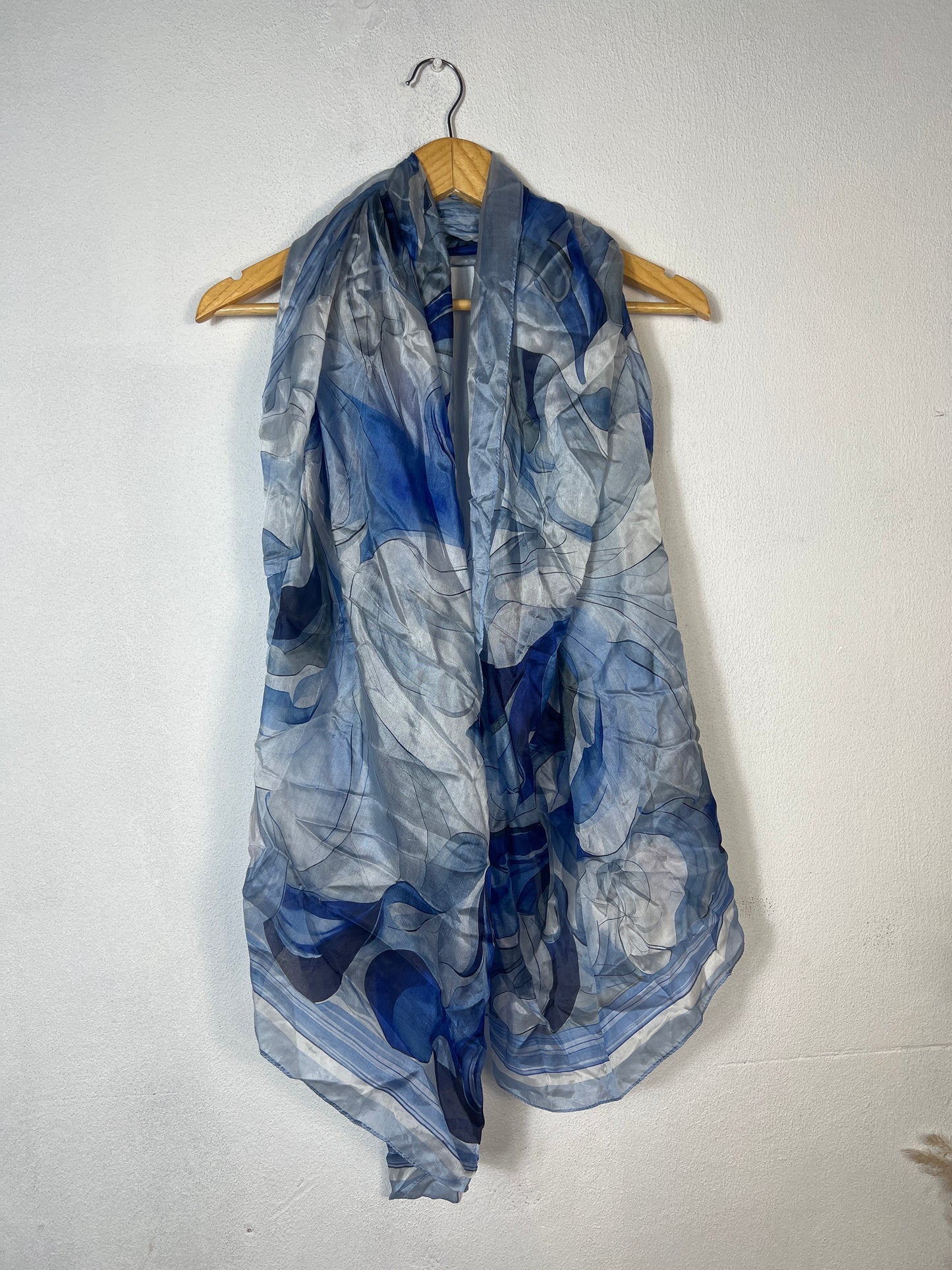 Portret Katier Scarves
