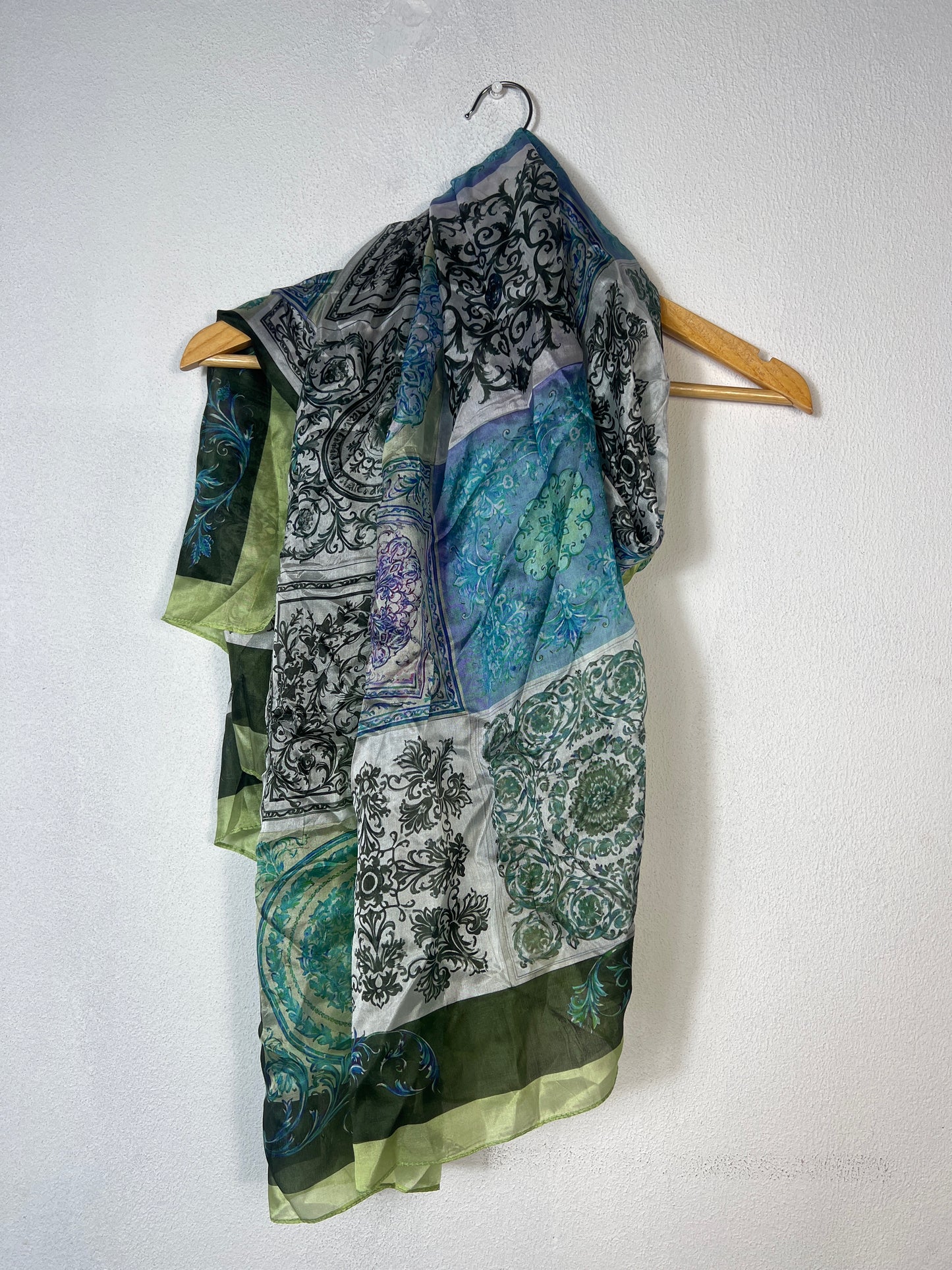 Portret Katier Scarves