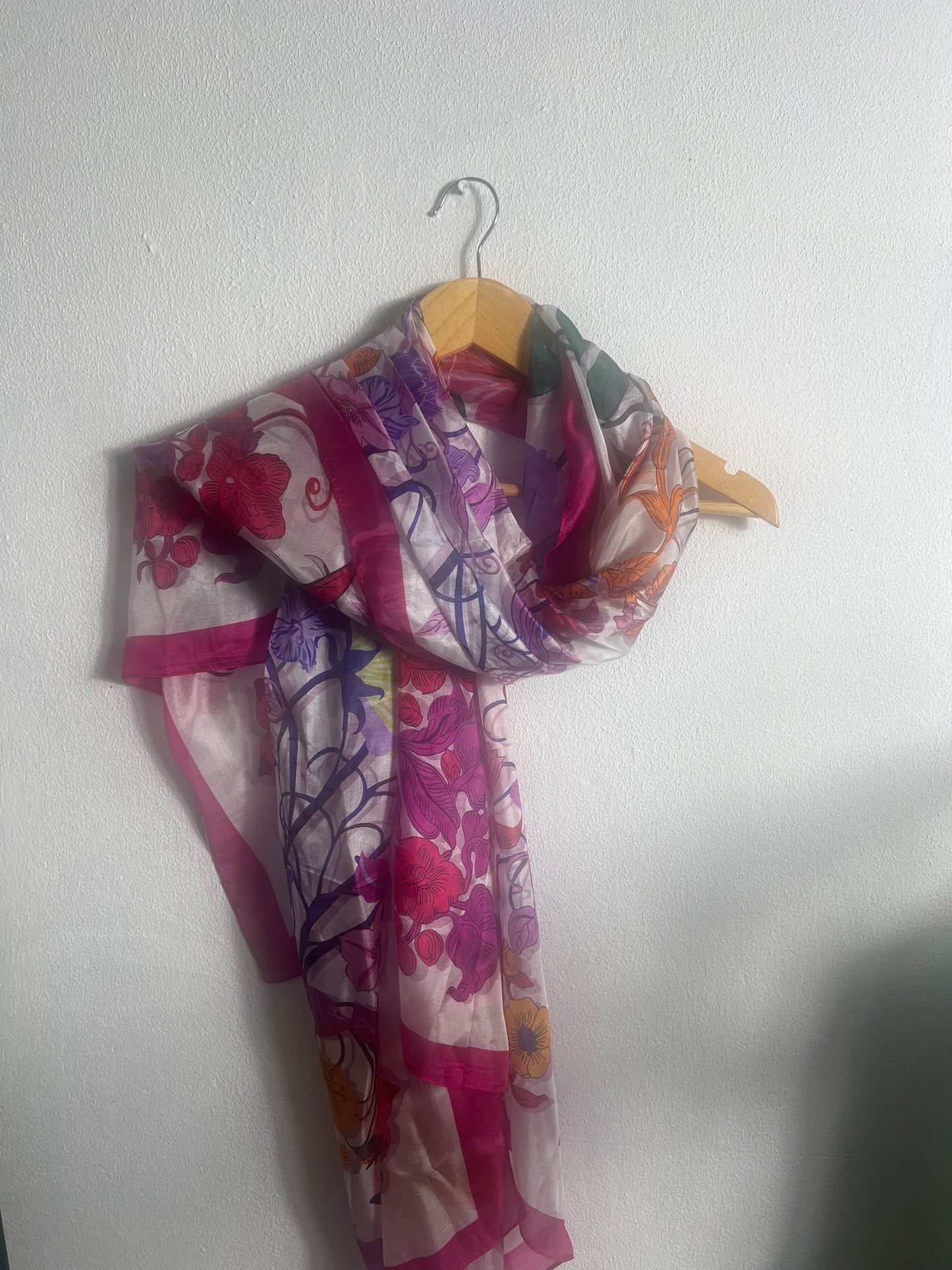 Portret Katier Scarves